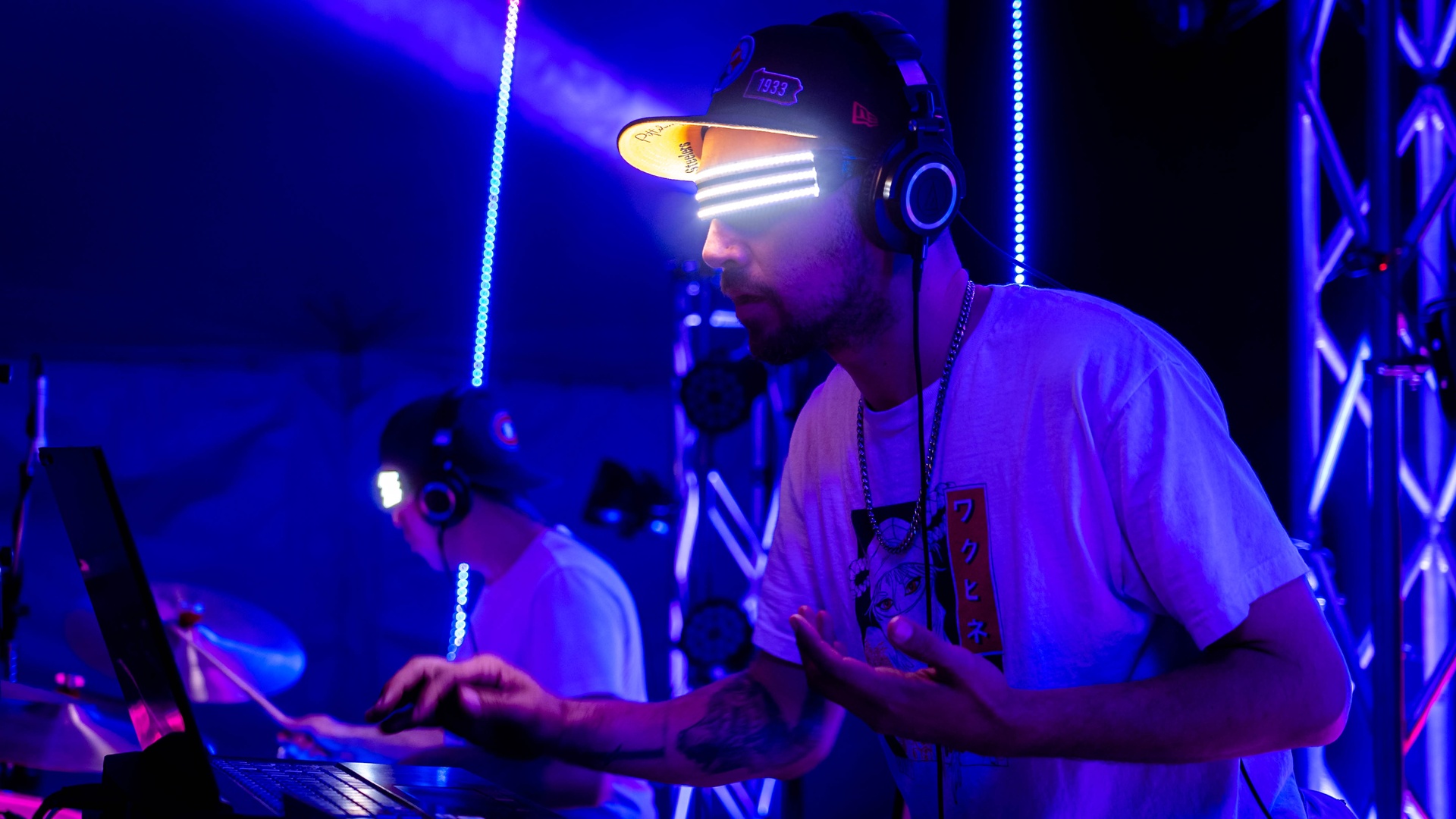 Prestation de Double D avec DJ et batteur LED