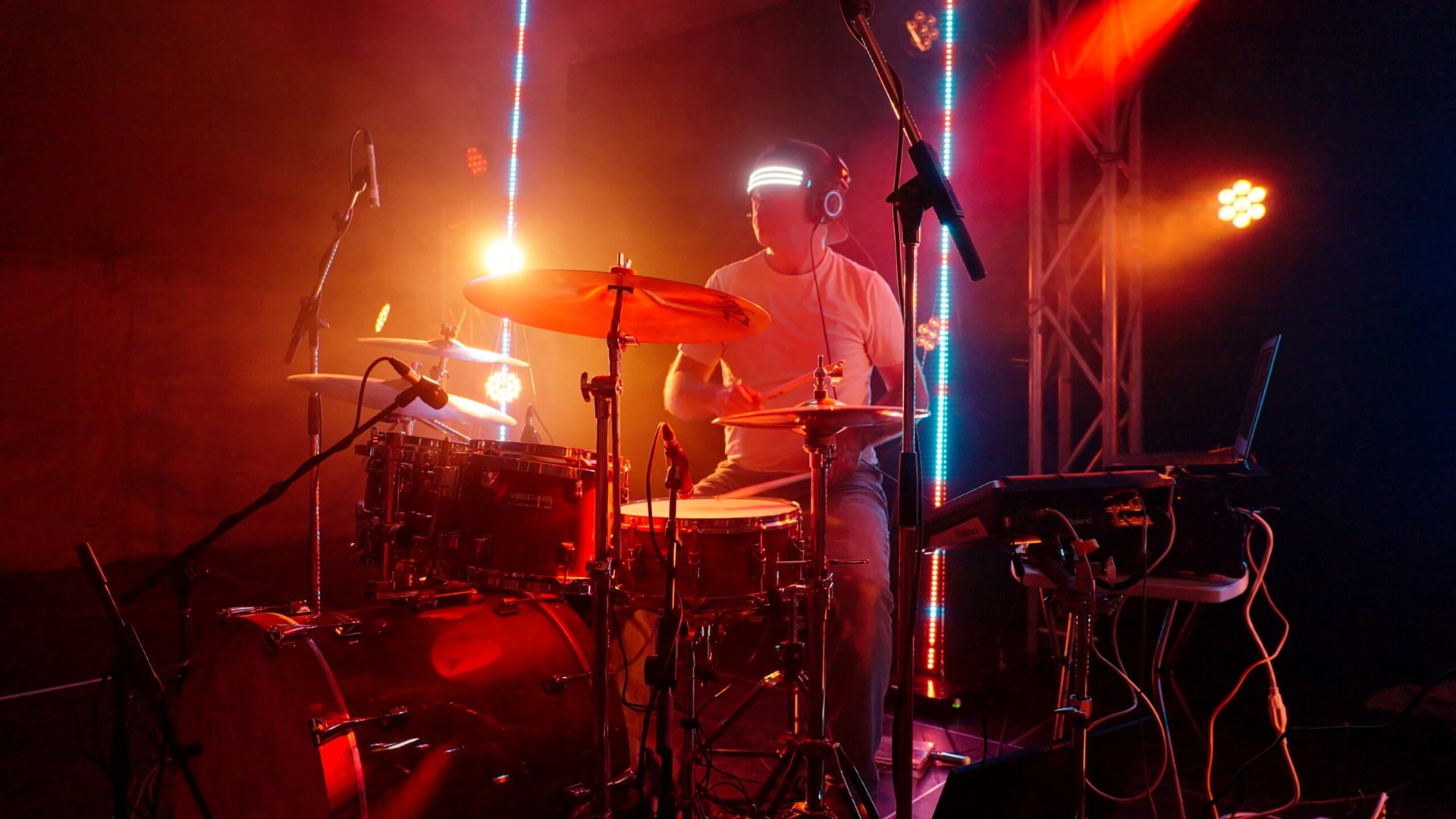 Prestation de Double D avec DJ et batteur LED