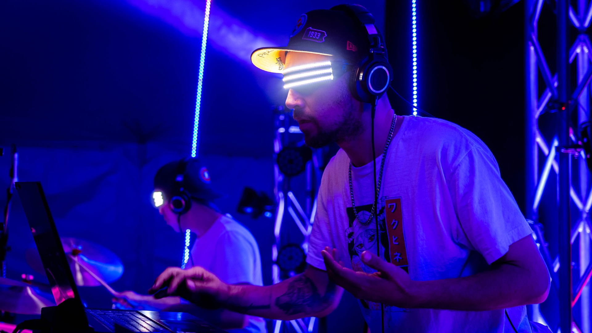 Prestation de Double D avec DJ et batteur LED