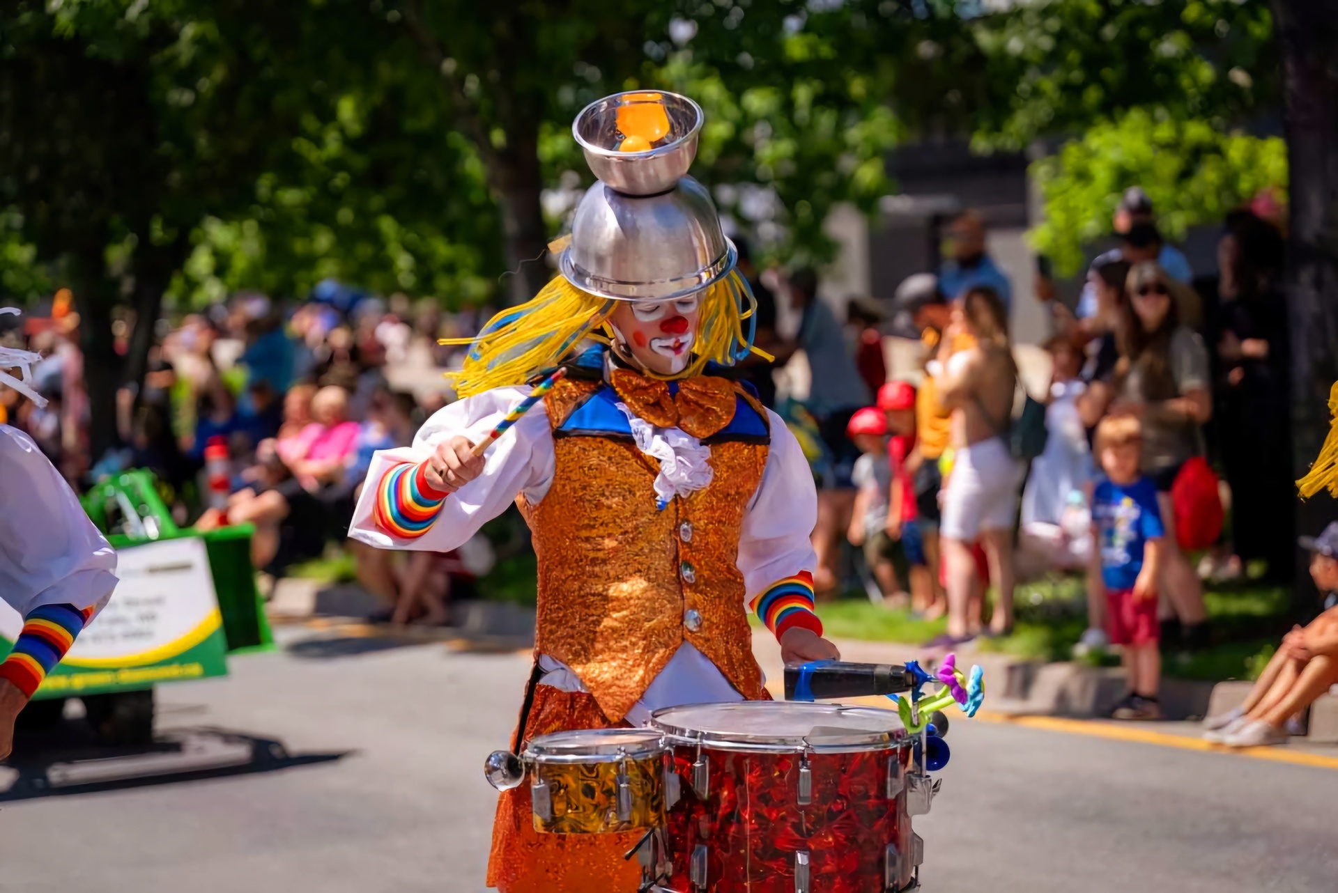 Clowns percussionnistes de Funky Karnaval lors d’une parade