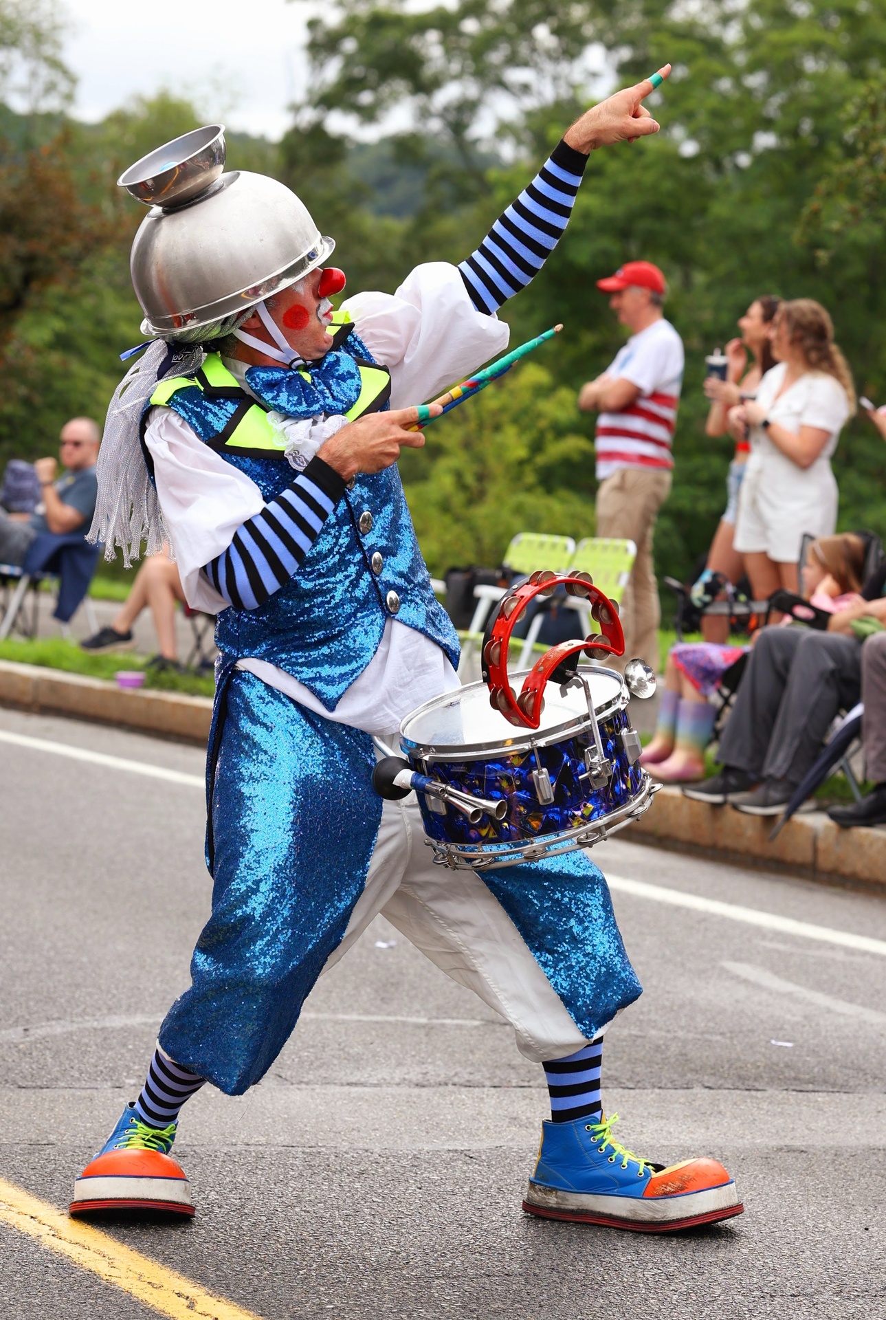Clowns percussionnistes de Funky Karnaval lors d’une parade