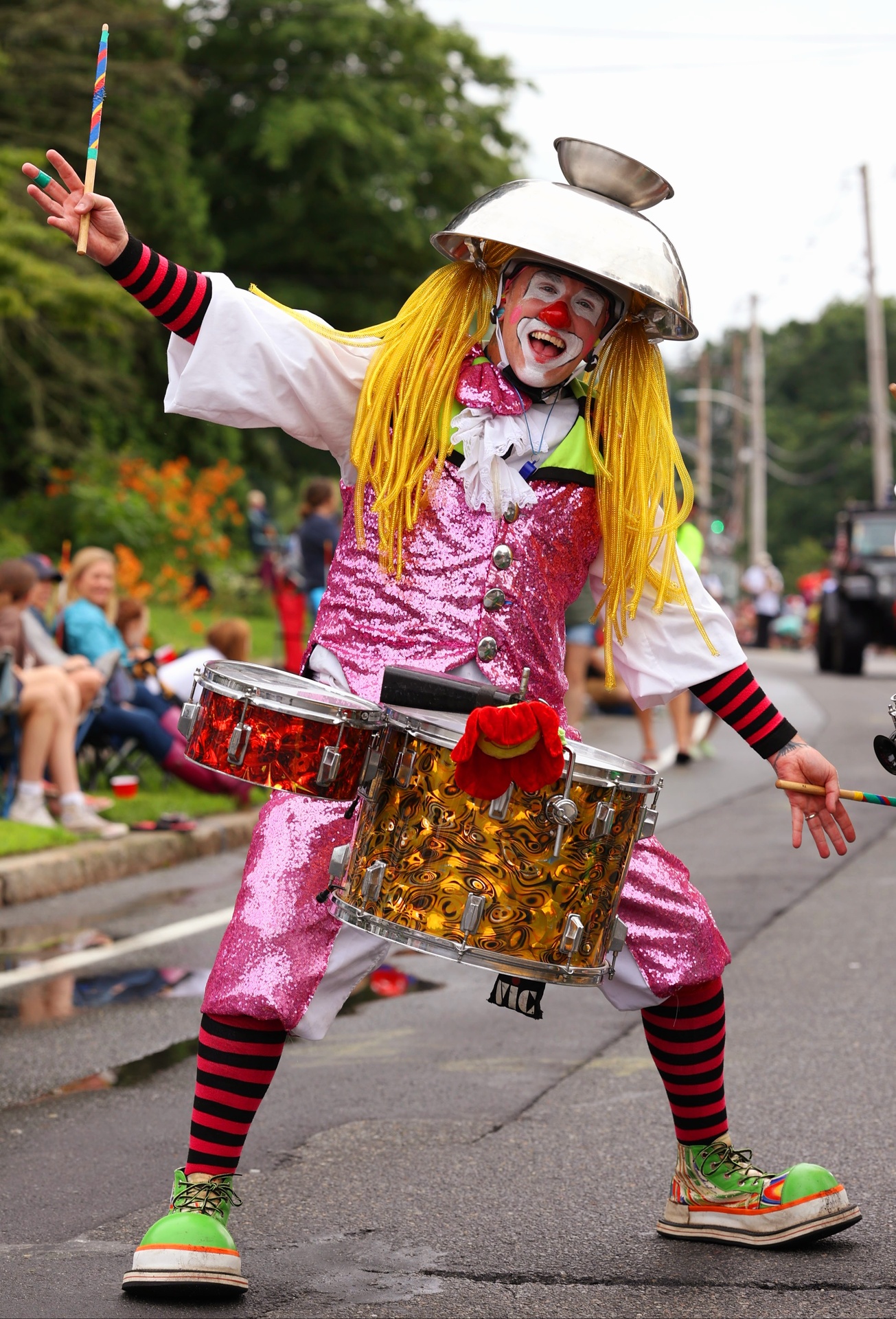 Clowns percussionnistes de Funky Karnaval lors d’une parade