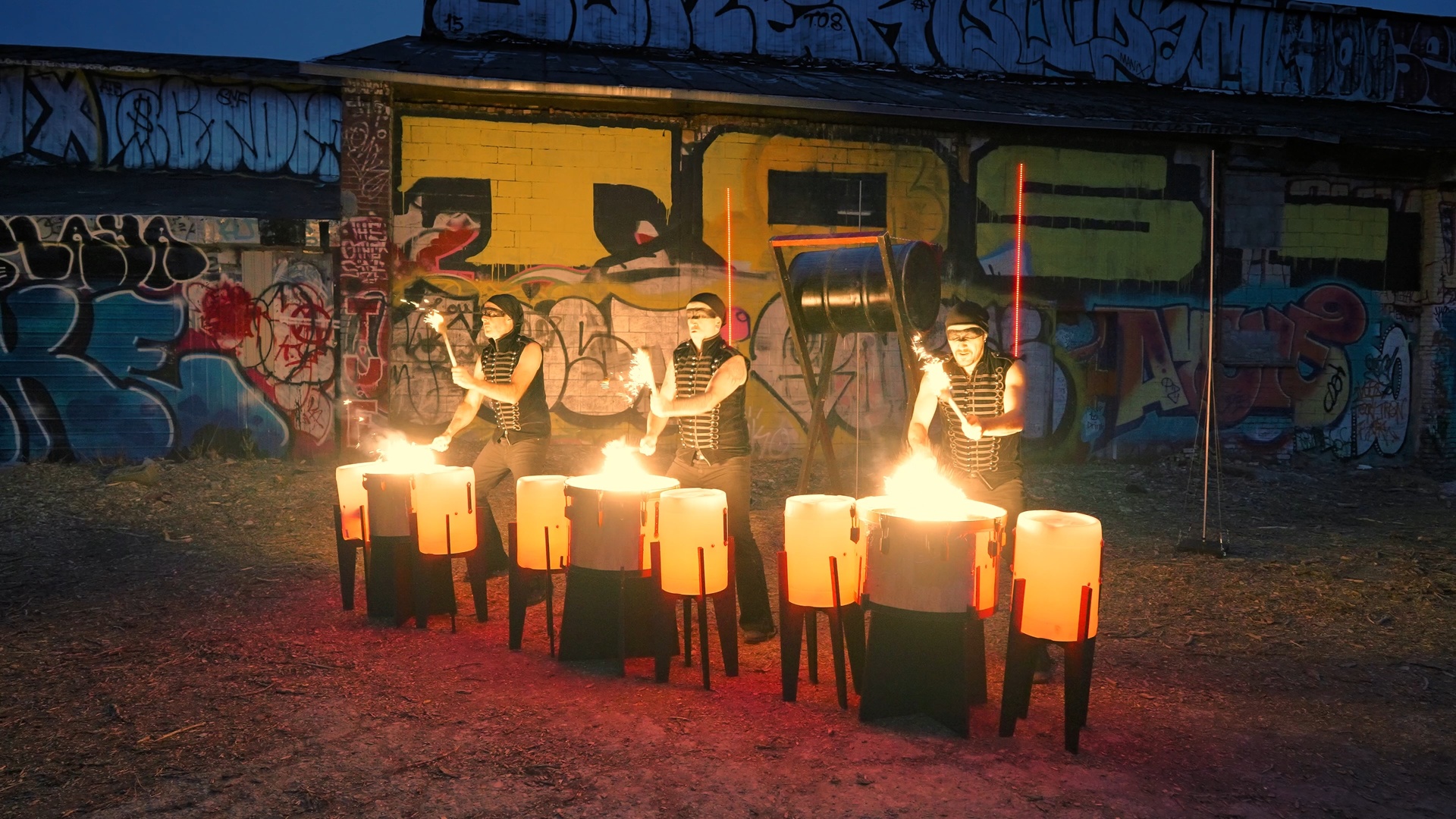 Percussionnistes d’Inferno avec tambours LED et flammes