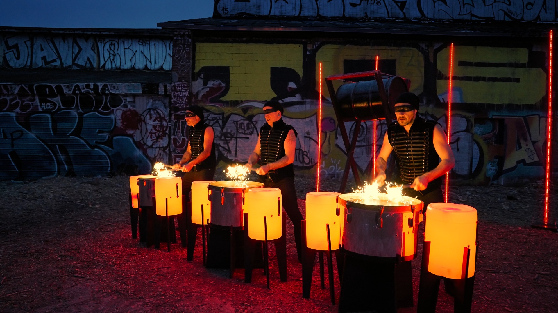 Percussionnistes d’Inferno avec tambours LED et flammes