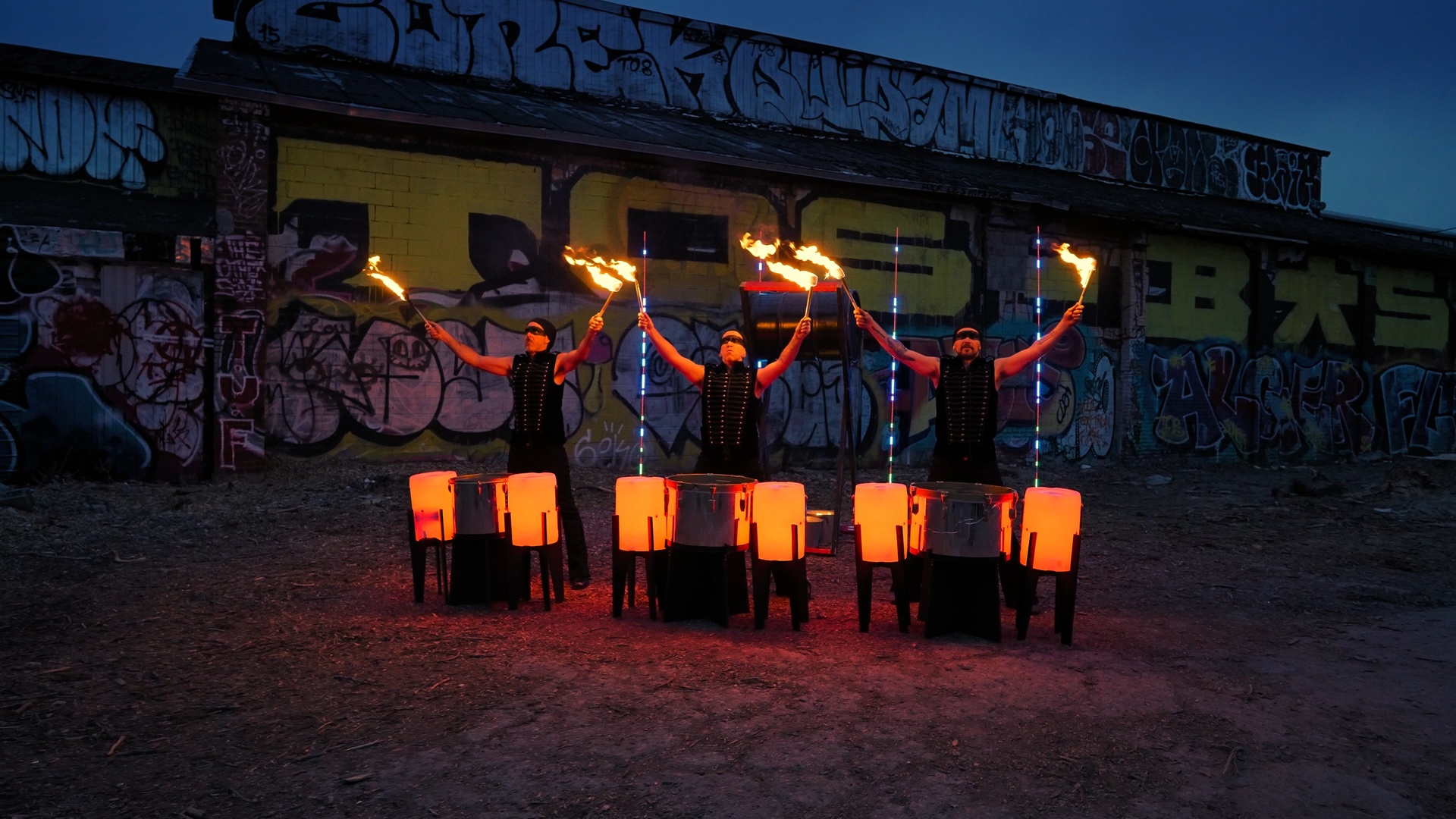 Percussionnistes d’Inferno avec tambours LED et flammes